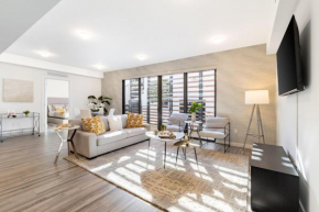 Stylish 2BR Retreat, Miami with Rooftop Lounge
